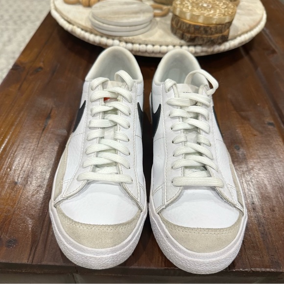 Big Kids' Nike Blazer Low '77 Shoes Size 5 - Picture 2 of 5